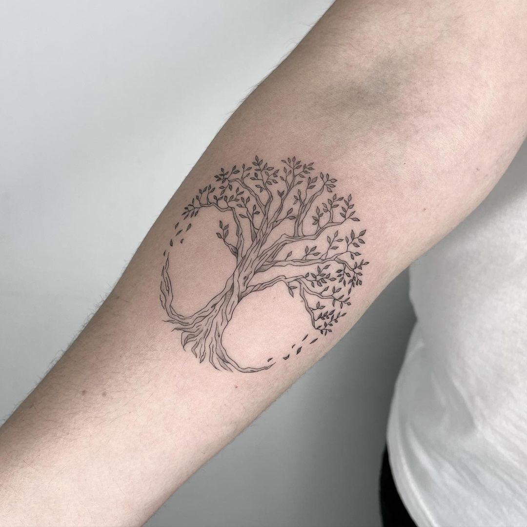 Tatuaje de árbol de la vida celta realista