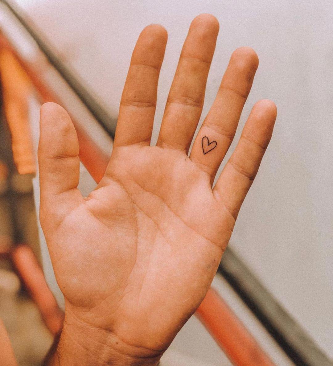 Un corazón tatuado en un dedo