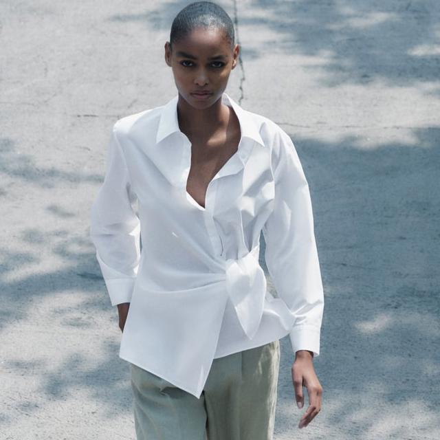 Esta camisa blanca de Zara va a ser la favorita de las mujeres bajitas: hace más alta, tiene manguita y por menos de 10 euros 