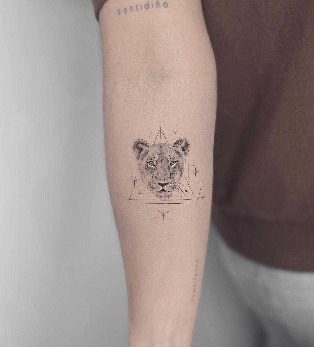 Tatuaje de leona en el antebrazo