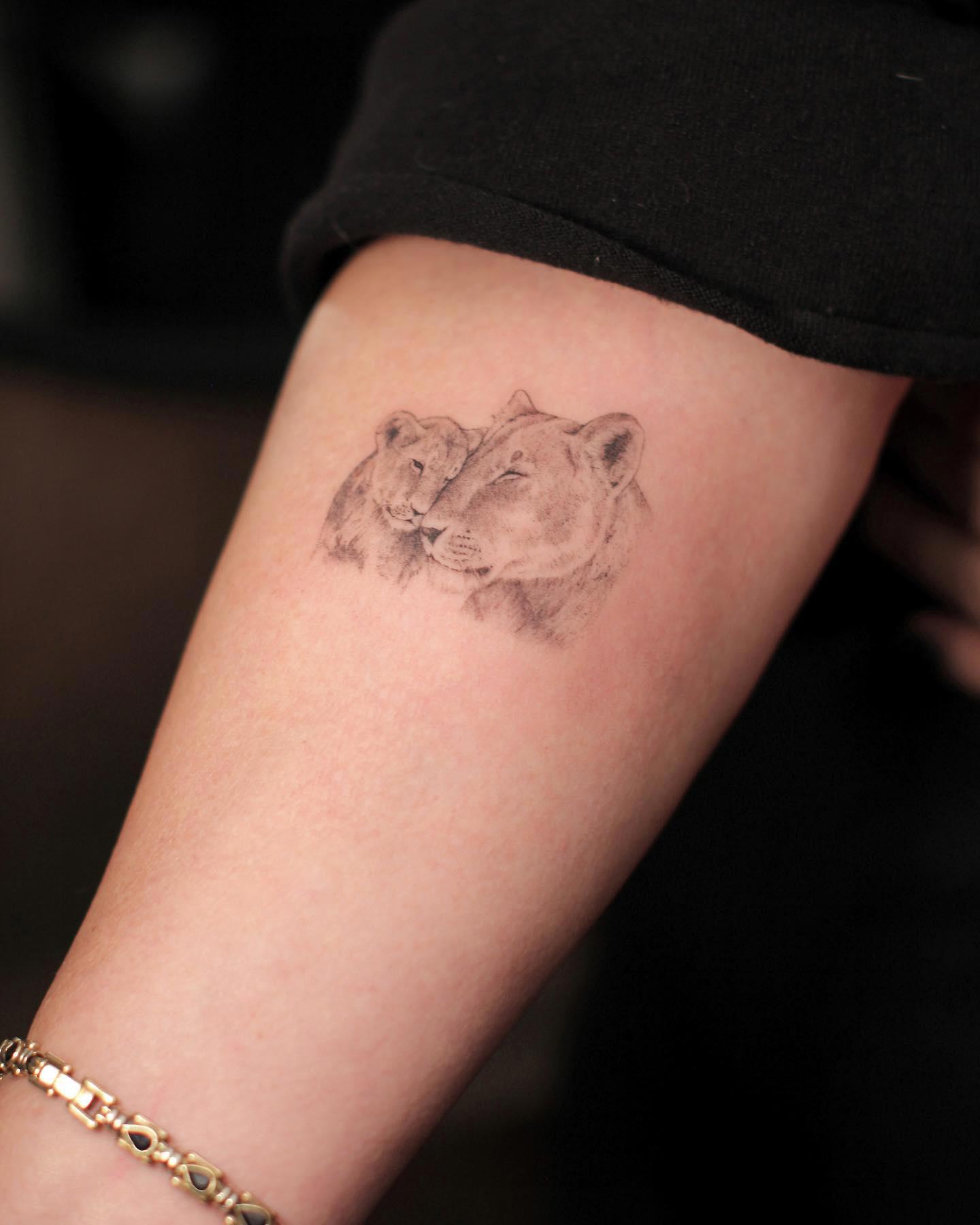 Tatuaje de leona y cachorro