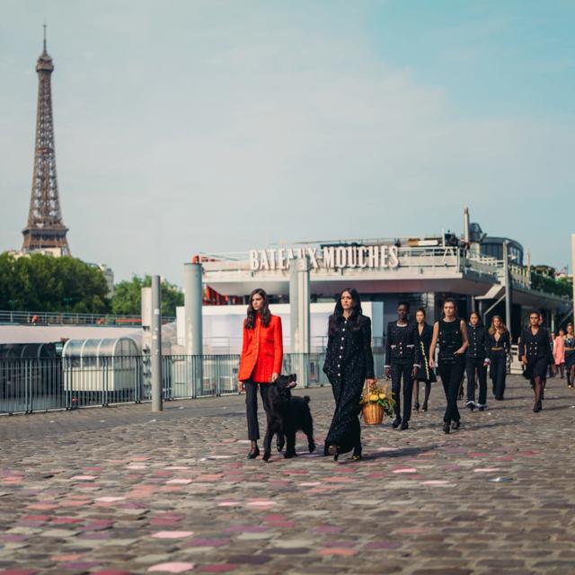 Retrato de París y homenaje a Vanessa Paradis: el desfile de Chanel Alta Costura F/W 23 nos acerca a los inspiradores contrastes del allure francés