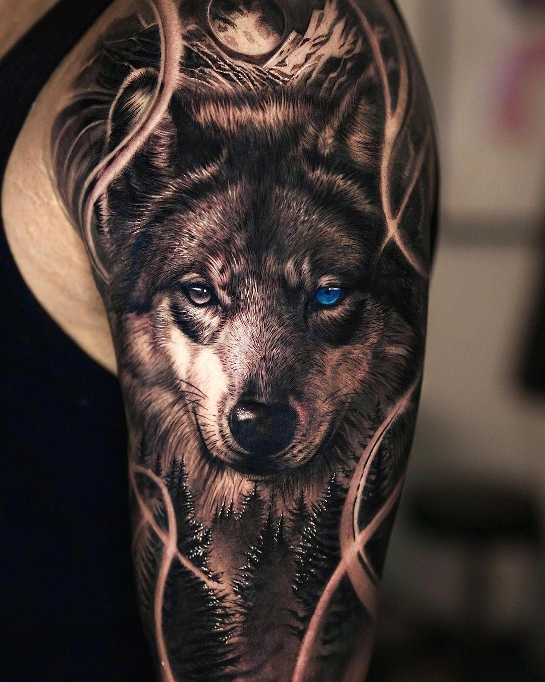 Tattoo realista de lobo en el brazo con color