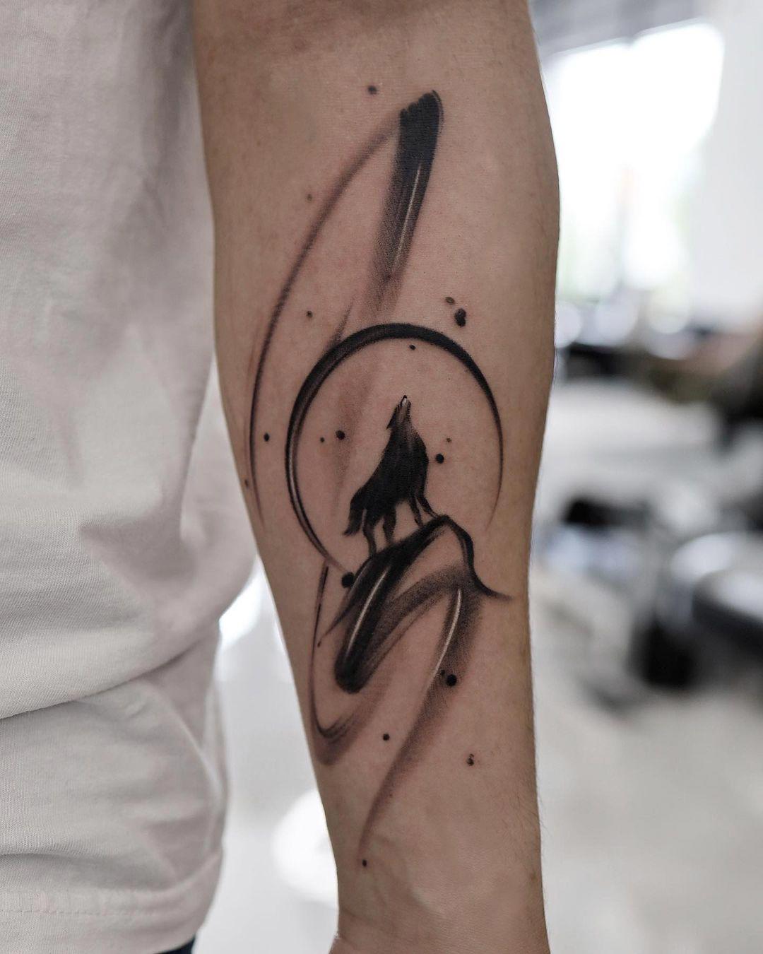 Tatuaje de lobo en el brazo con trazos efecto acuarela