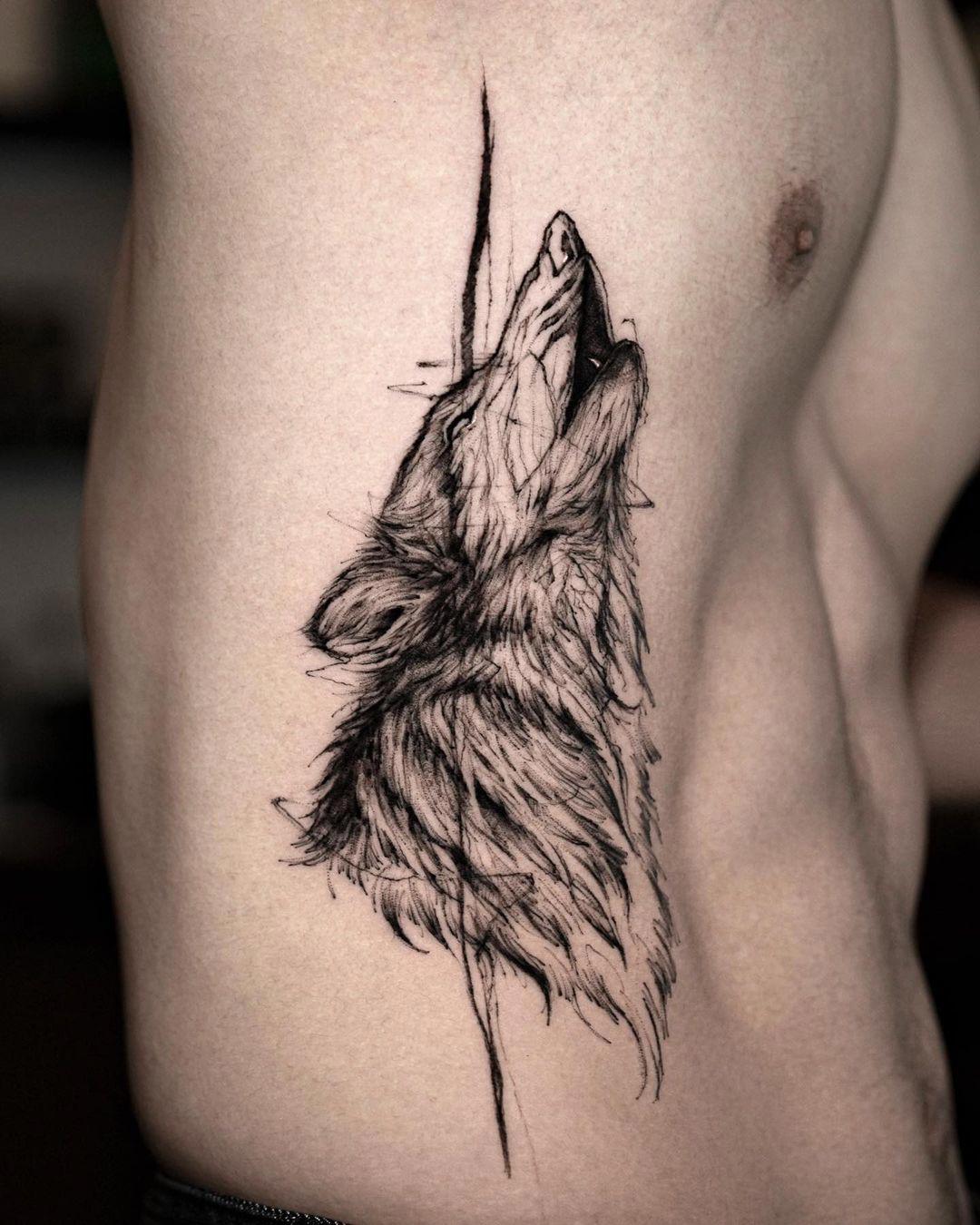 Tatuaje de lobo en el costado