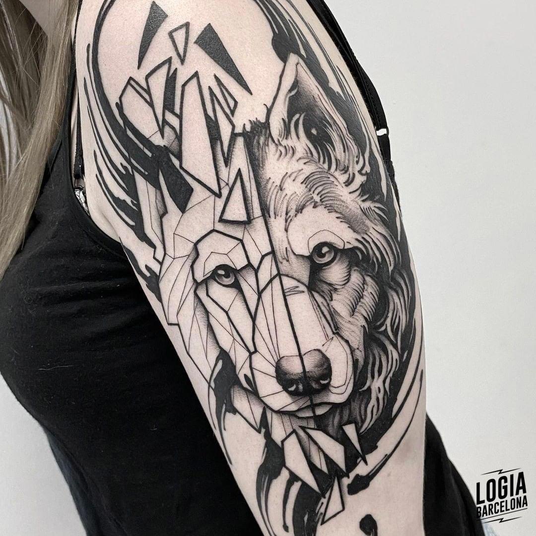 Tatuaje de lobo en el brazo combinado con geometría