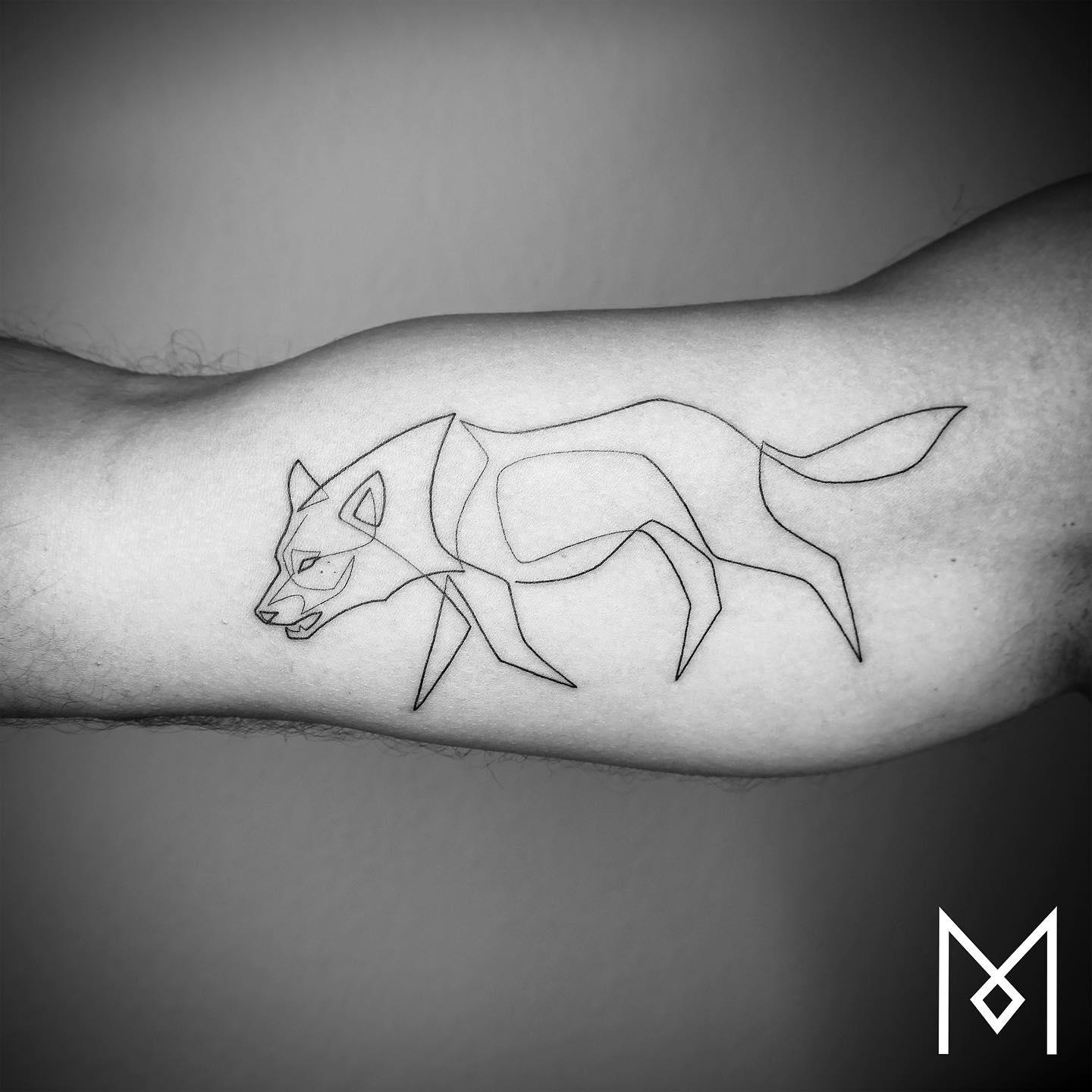 Tatuaje de lobo minimalista