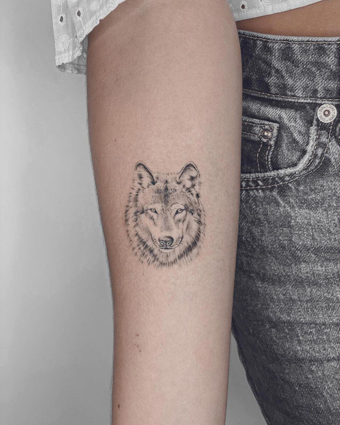 Tatuaje de lobo pequeño en el brazo