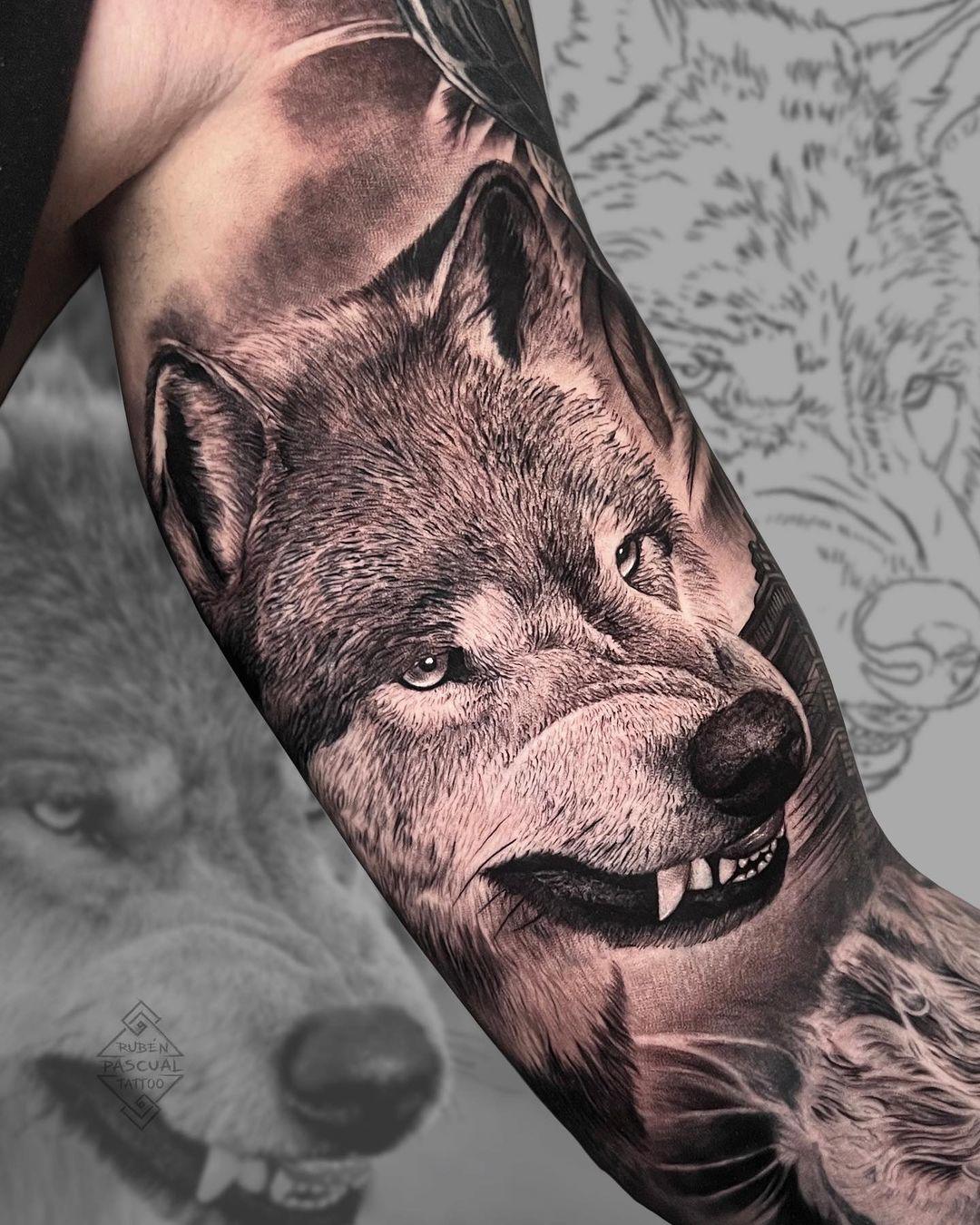 Tattoo realista de lobo en el brazo