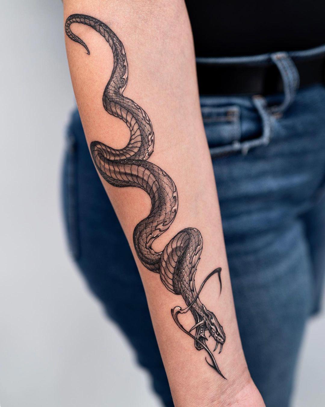 Tatuajes de serpientes en el brazo
