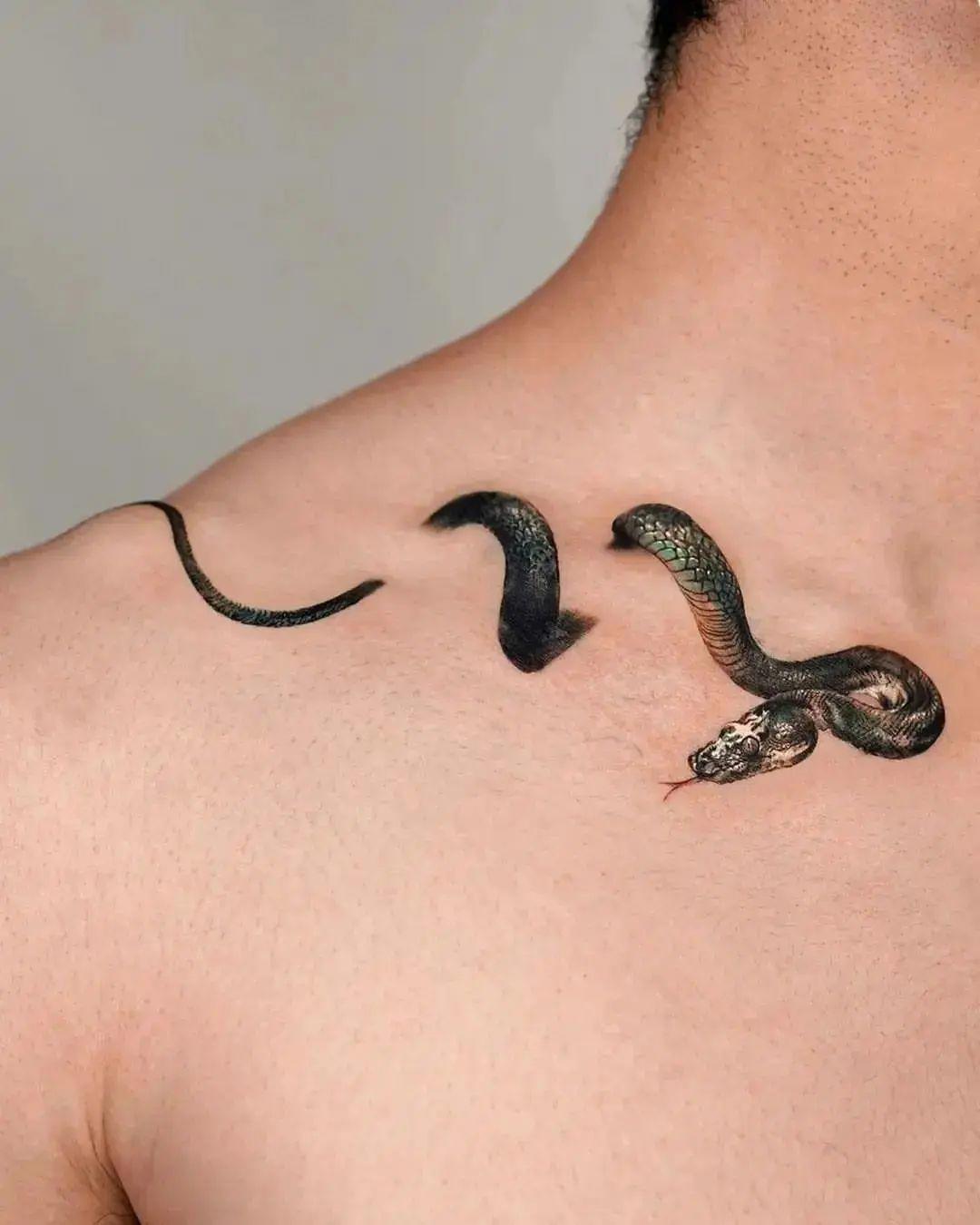 Tatuajes de serpientes en la clavícula