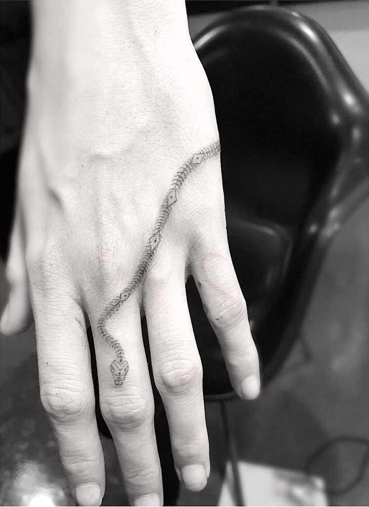 Tatuajes de serpientes en la mano