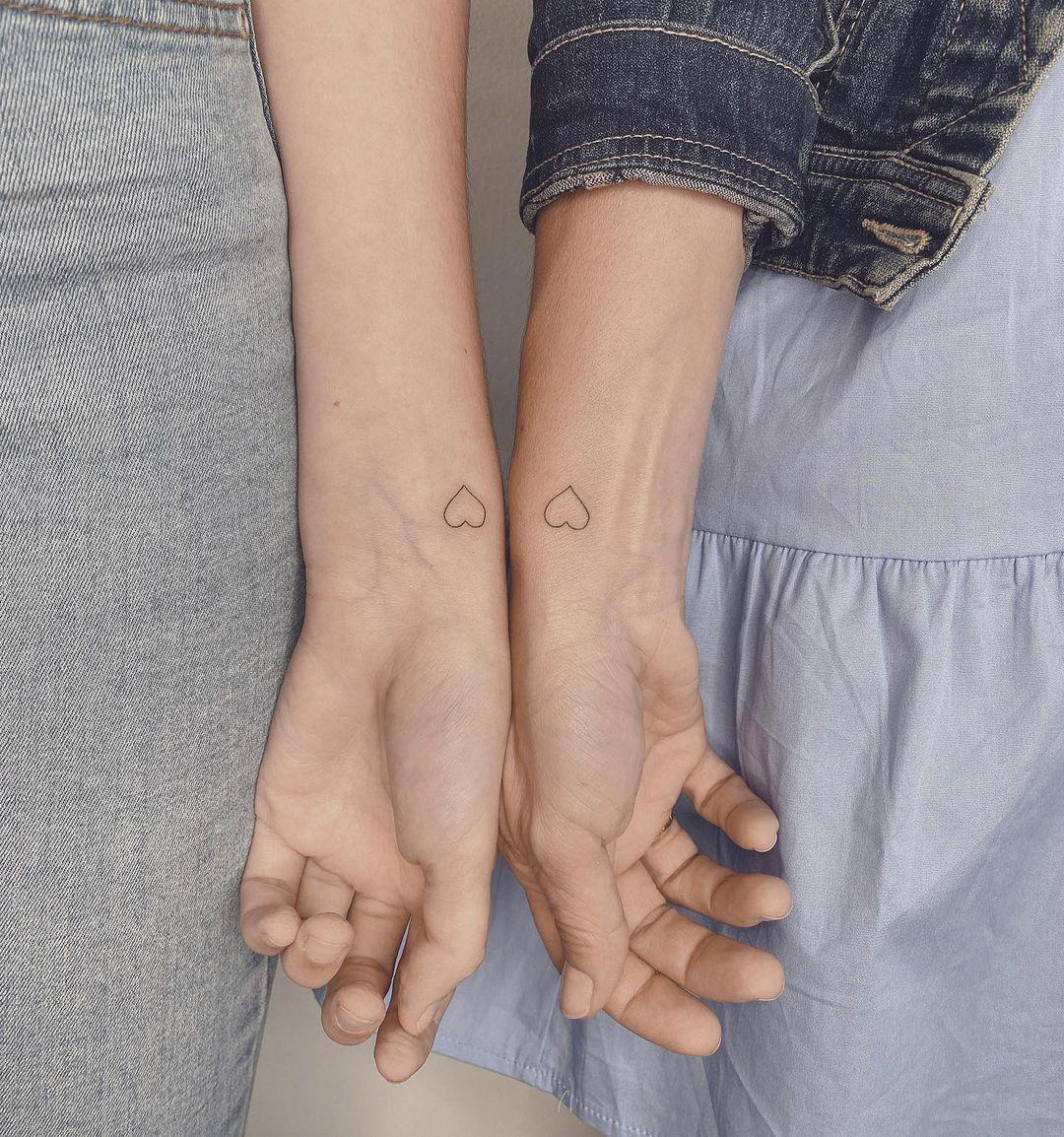 Tatuaje de corazón pequeño en pareja