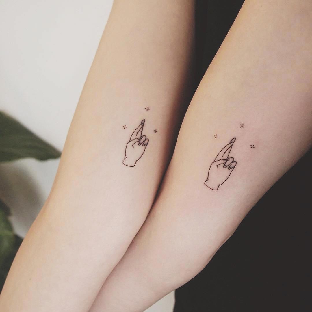 Tatuajes de mano en el brazo