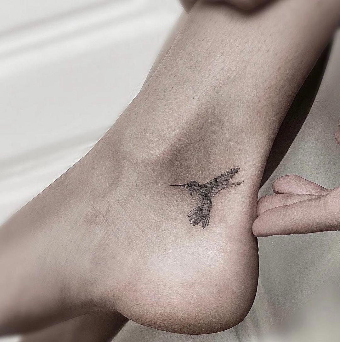 Tatuaje de colibrí en el tobillo