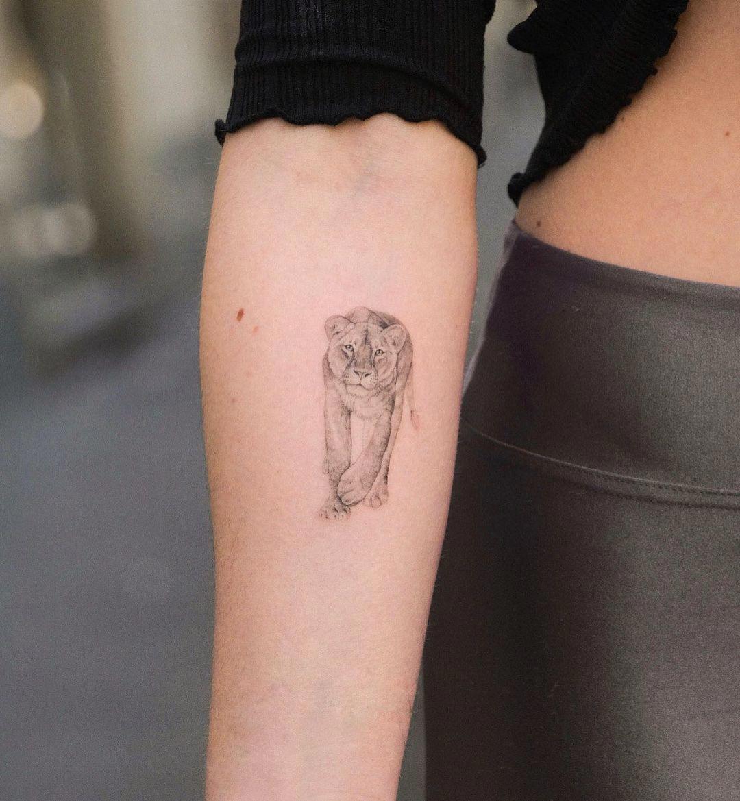 Tatuaje de leona en el antebrazo