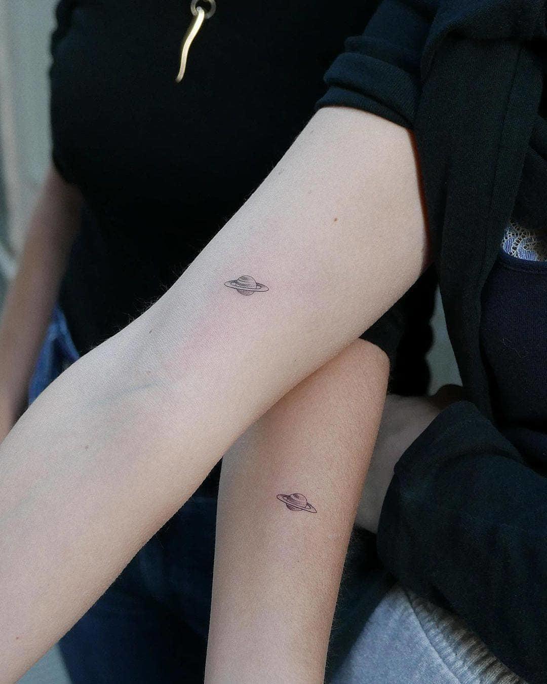 Tatuaje de Saturno en el brazo