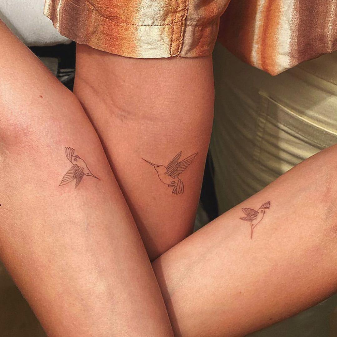 Tatuajes de colibríes idénticos en el antebrazo