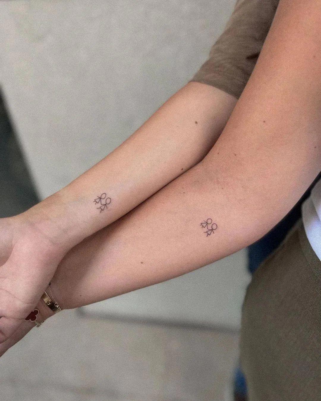 Las silueta de dos hermanas tatuadas en el antebrazo