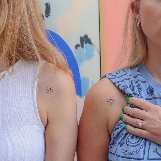 Tatuajes de hermanas minimalistas: un sol