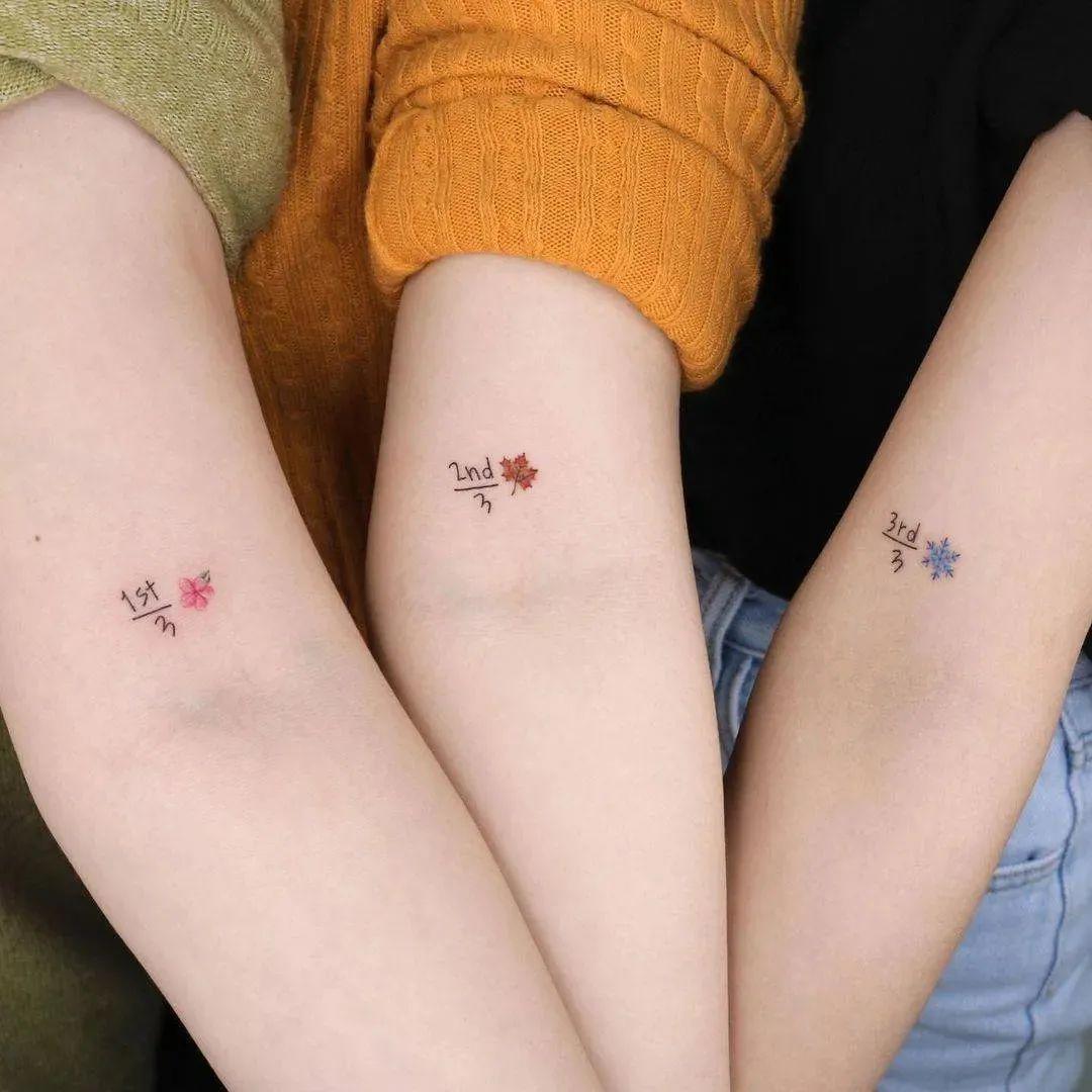 Tatuajes de fracciones y símbolos en el brazo