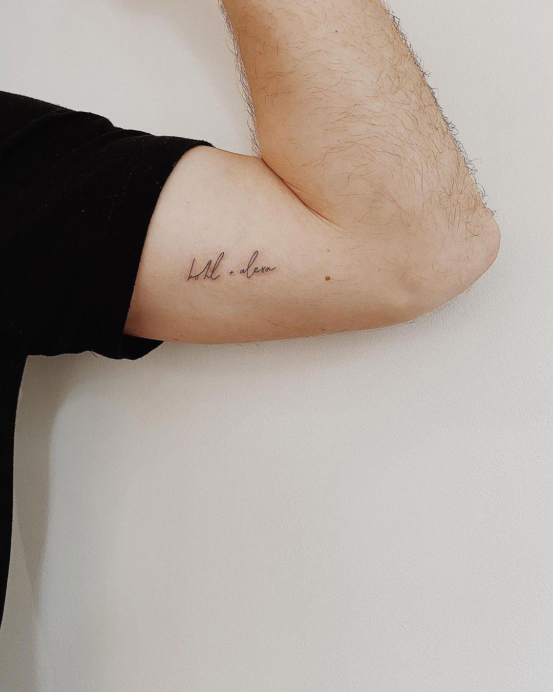 Tatuaje de nombres en el brazo