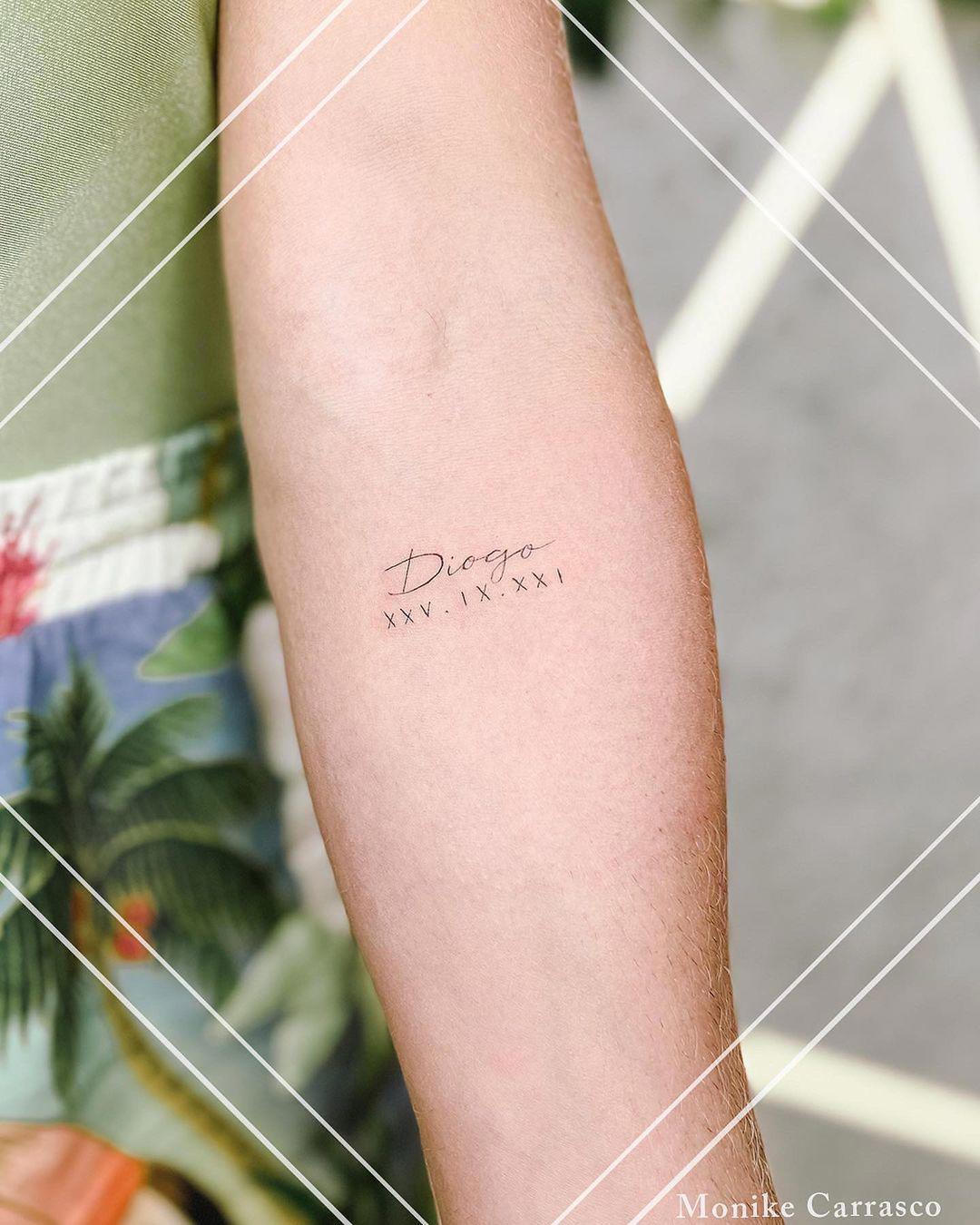 Tatuaje nombre en el antebrazo con fecha