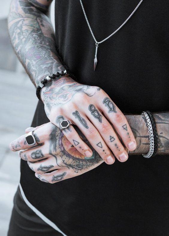 Tatuaje hombre dedos gótico