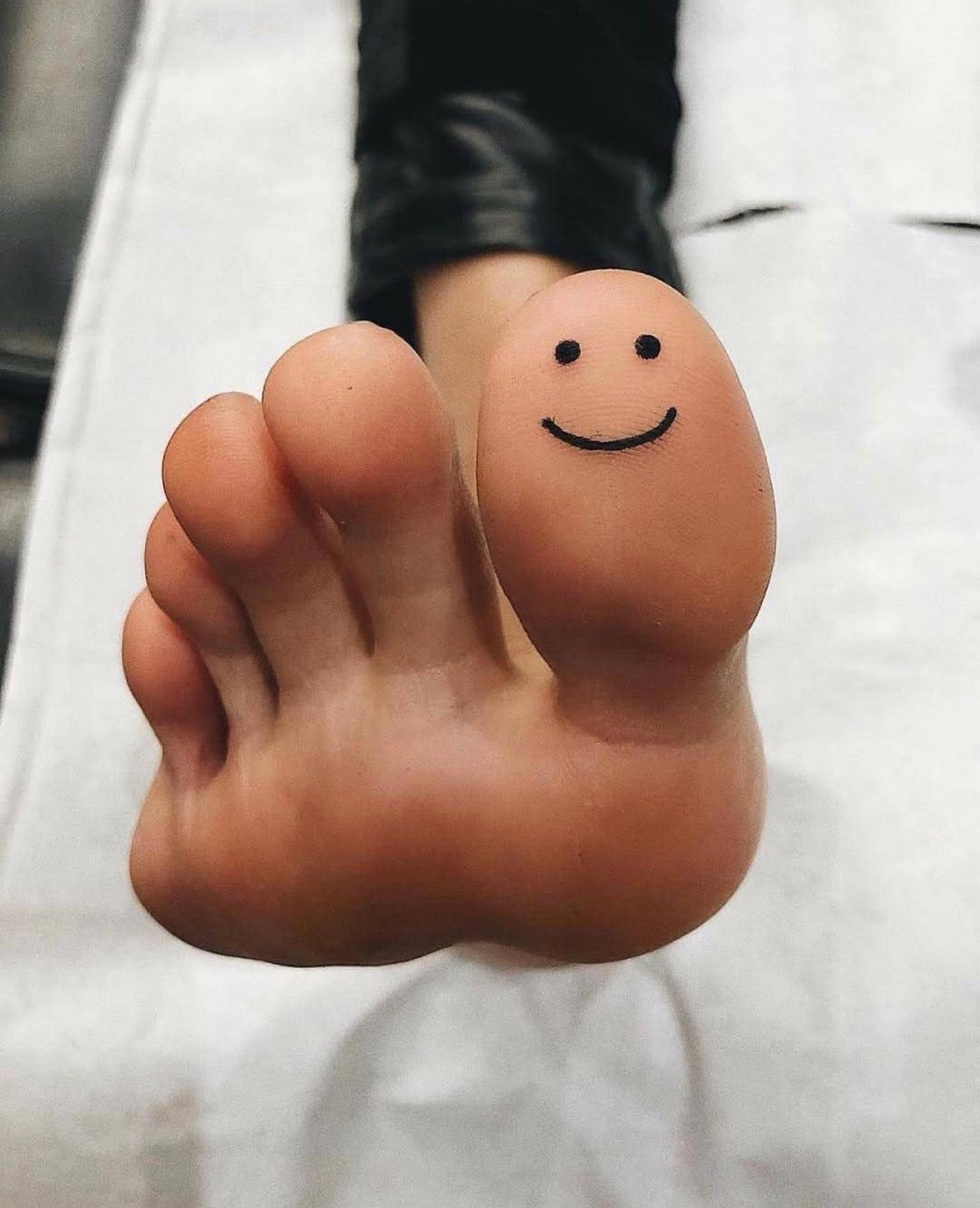 Tatuaje de un smile en el dedo del pie