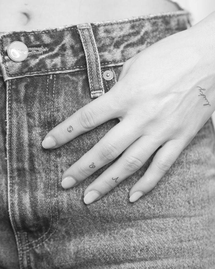 Tatuaje de signos del zodiaco en los dedos