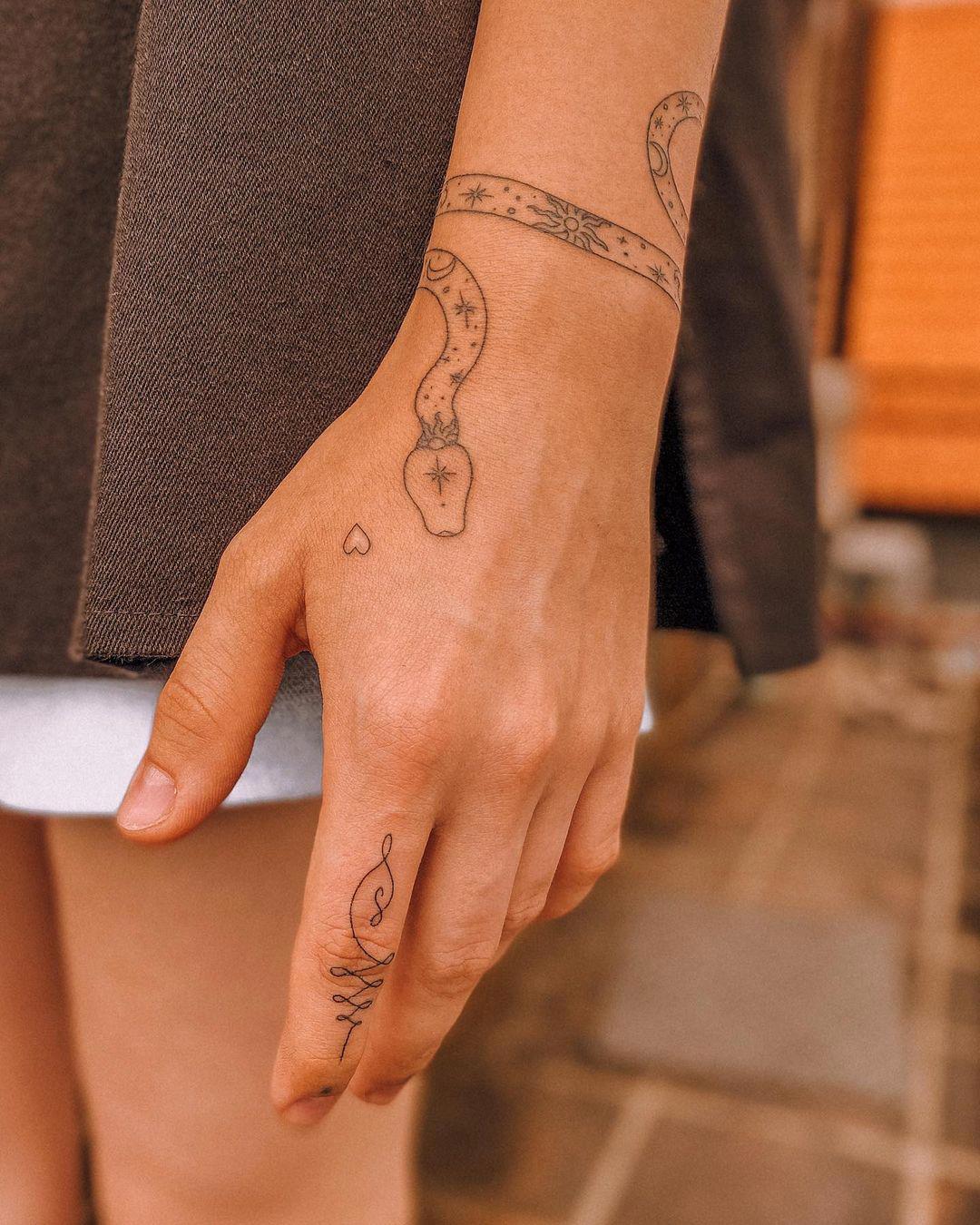 Tatuaje unalome en el dedo índice