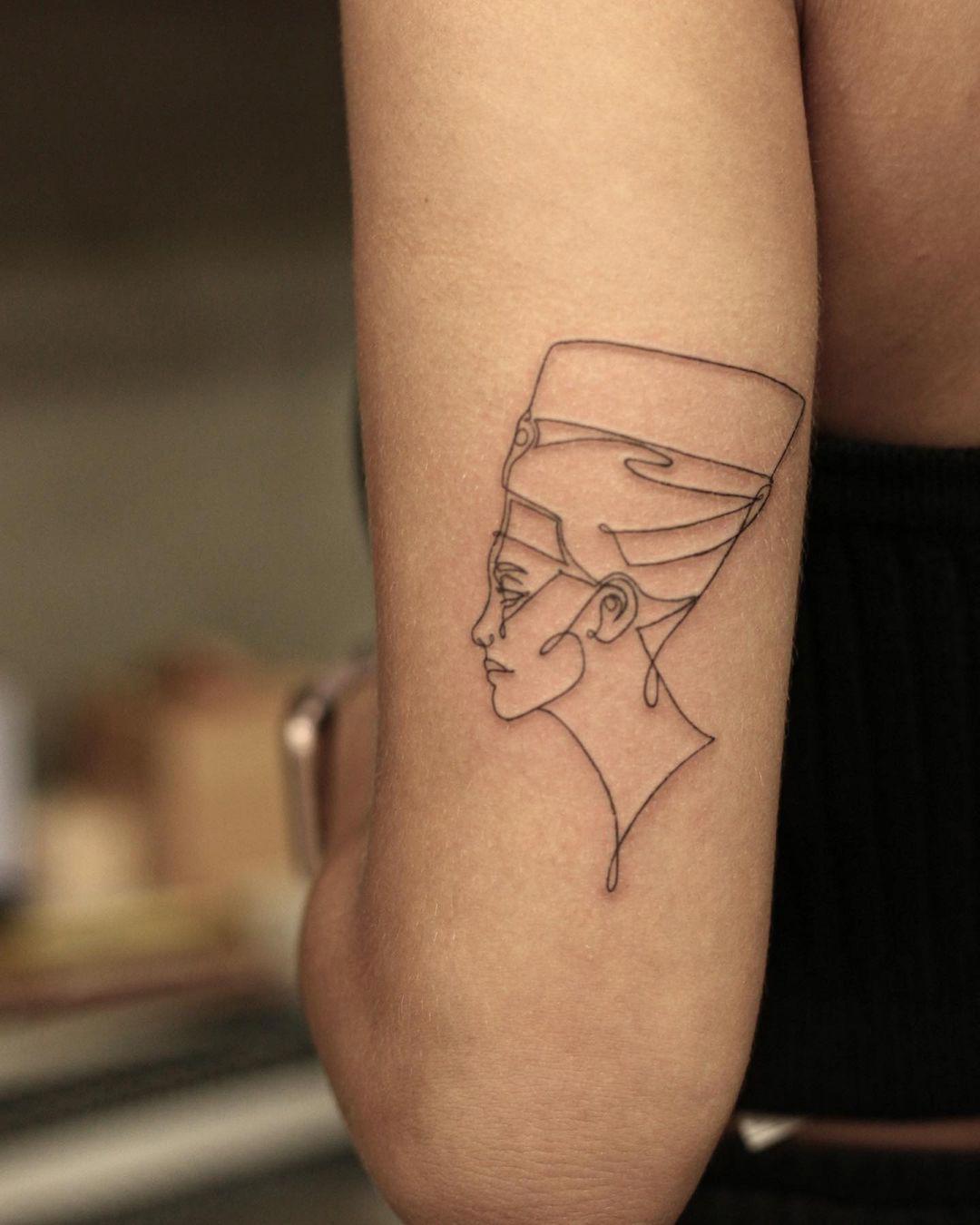 tatuaje egipcio minimalista