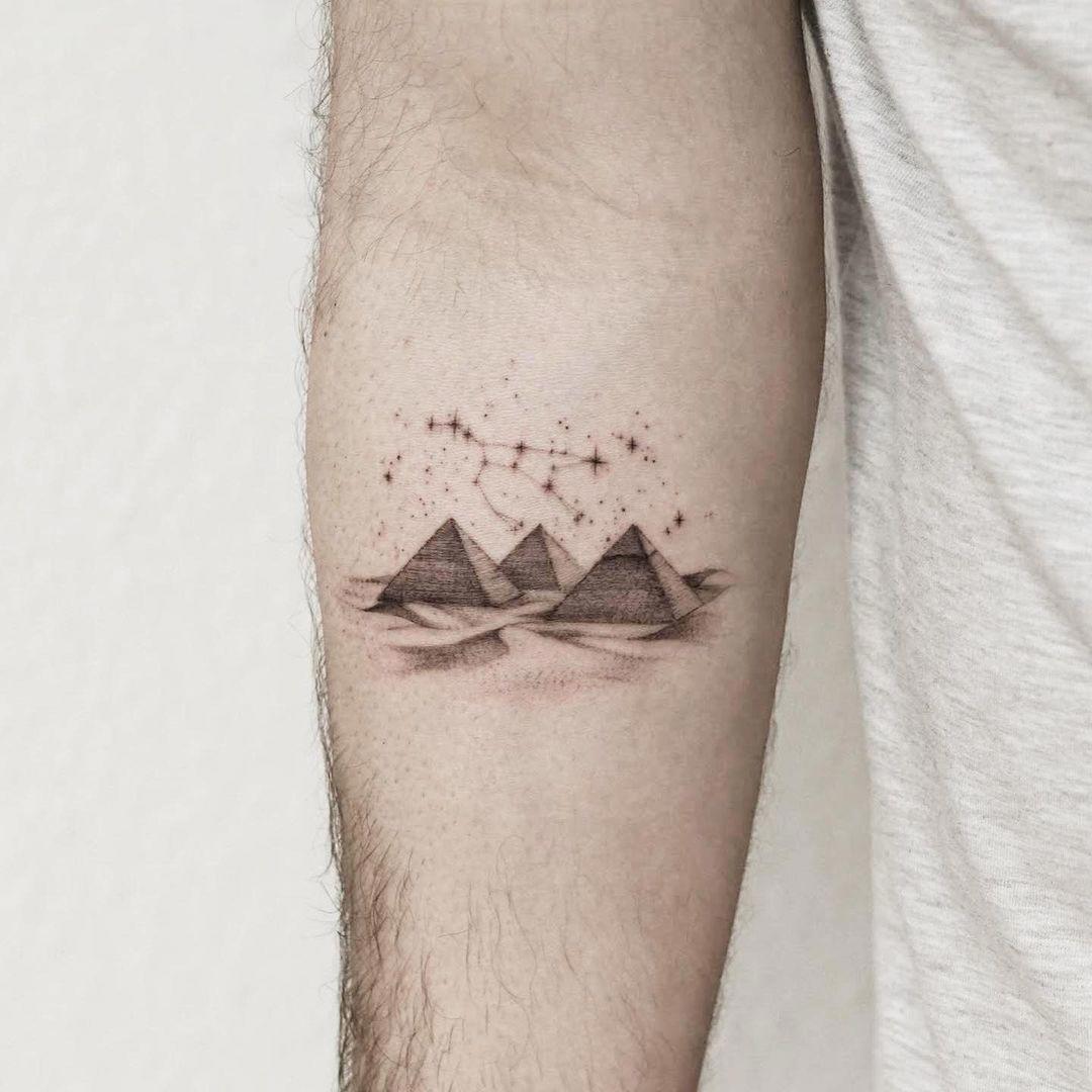 tatuaje egipcio piramides