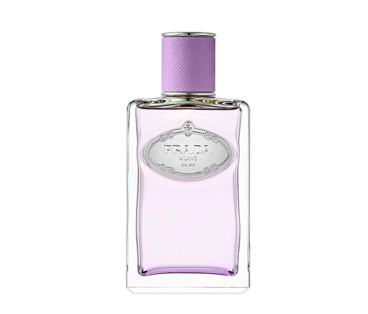 frasco de perfume violeta con placa plateada