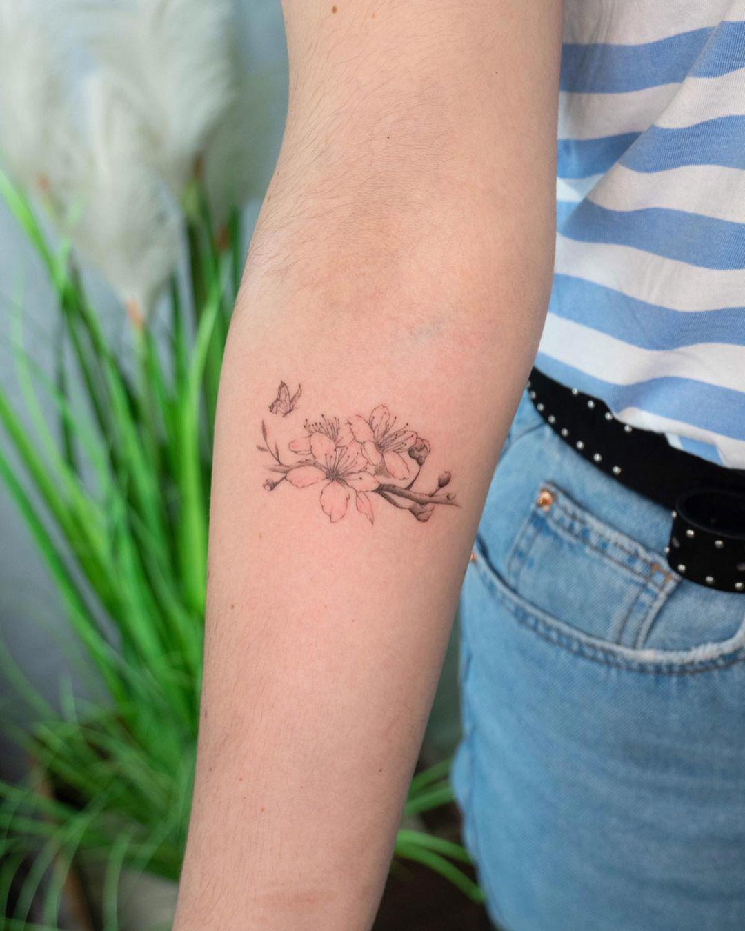 Tatuaje de flor de cerezo y mariposa