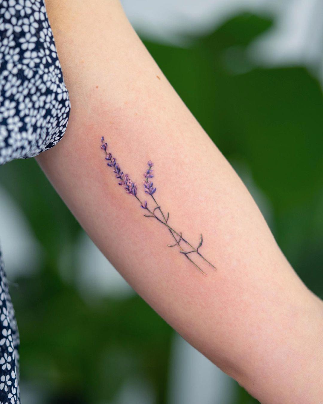 Tatuaje de flor de lavanda