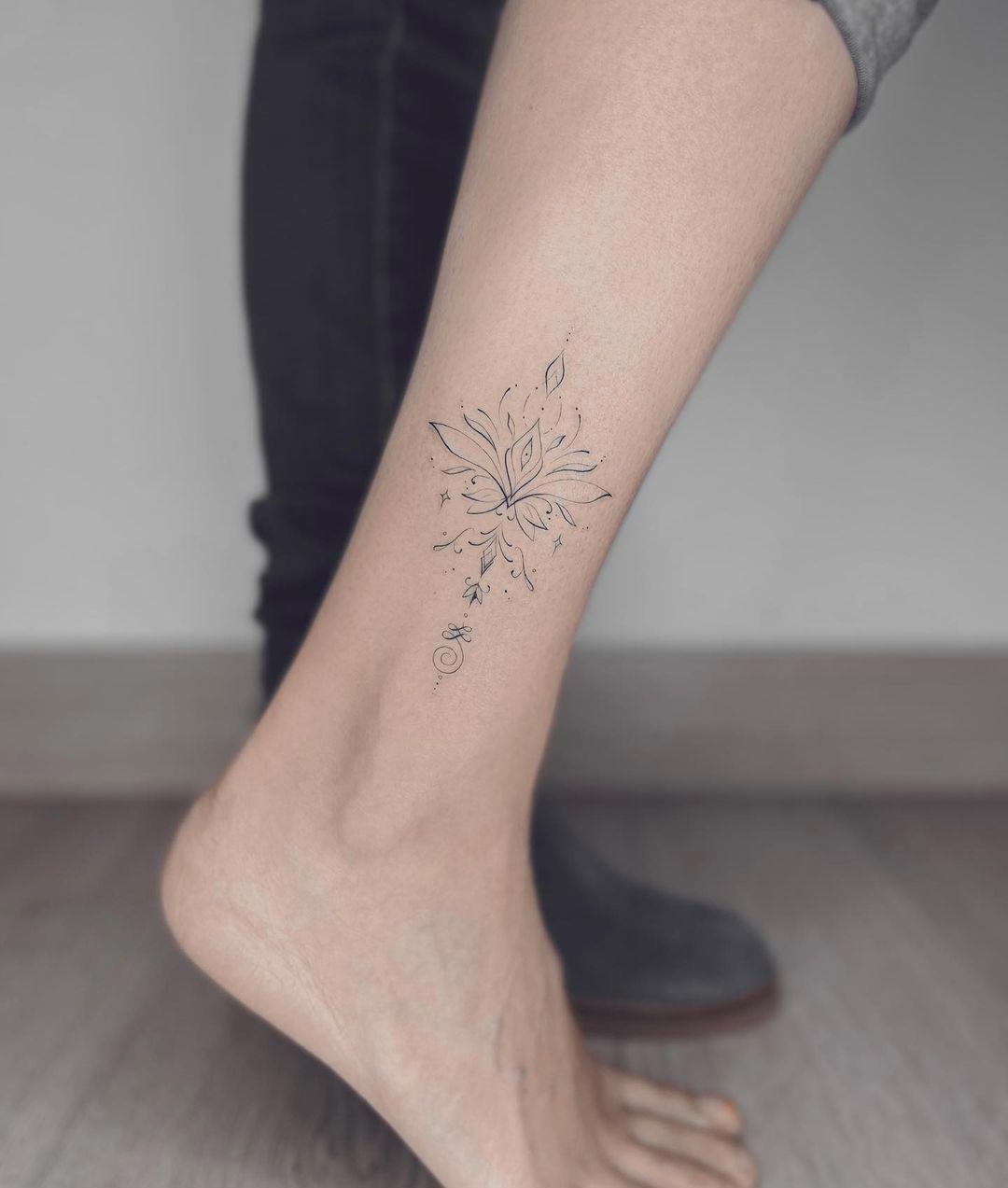 Tatuaje de flor de loto en el tobillo