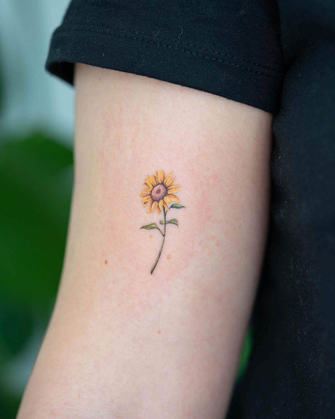 Tatuaje de flor pequeña y realista