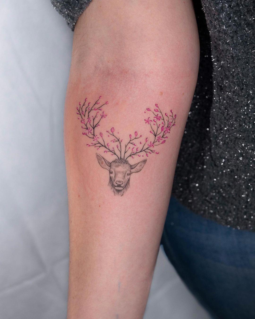Tatuaje de flores de cerezo y ciervo