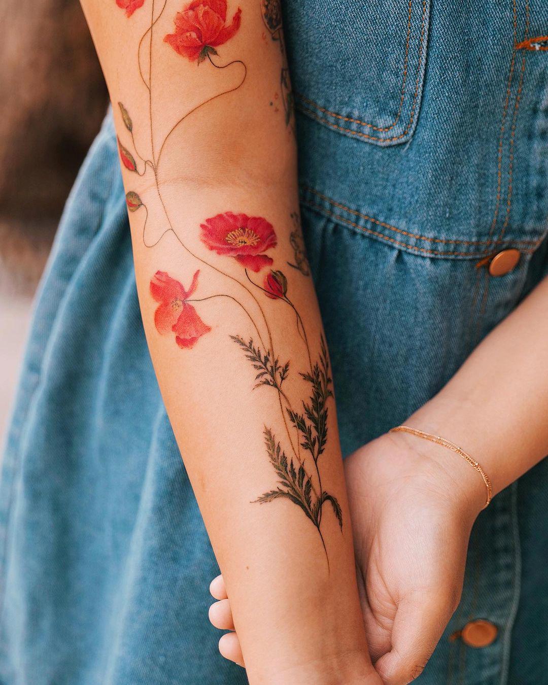 Tatuaje de flores de estilo realista