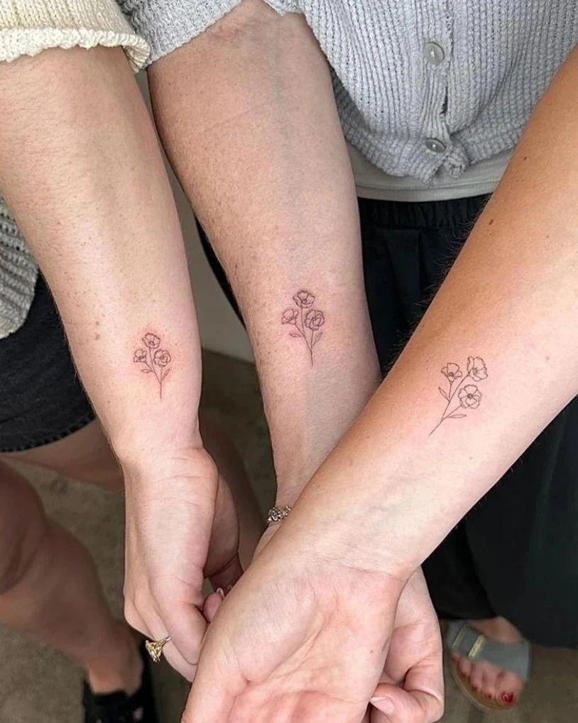 Tatuaje de flores pequeñas en familia