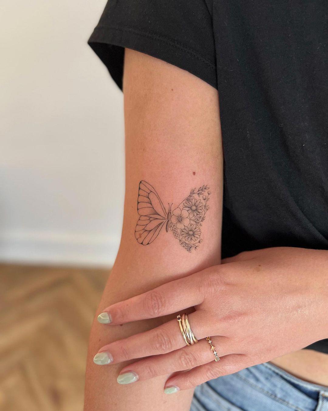 Tatuaje de flores y mariposa