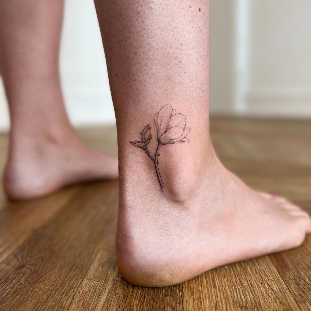 Tatuaje de magnolia en el tobillo