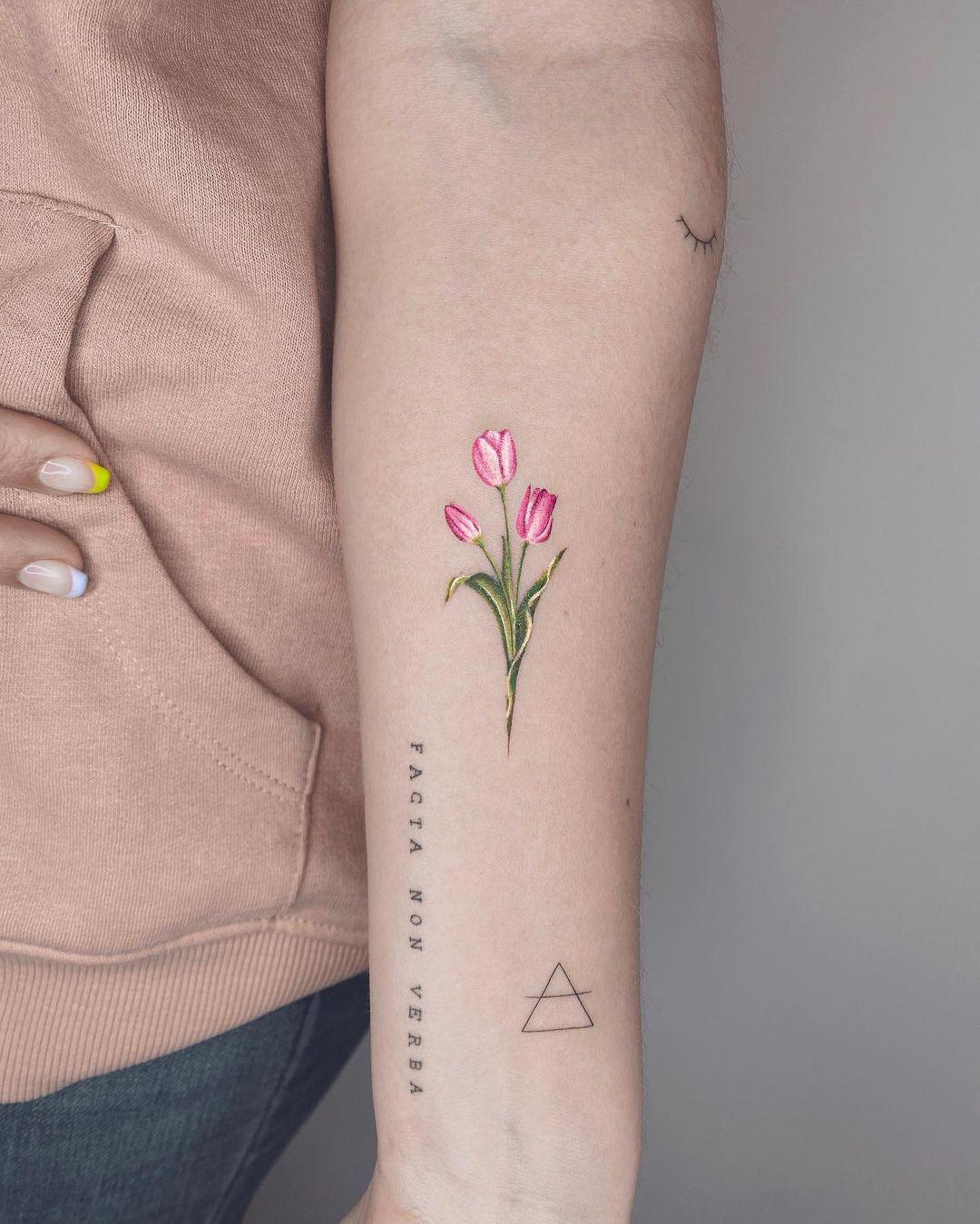 Tatuaje de tulipanes en color