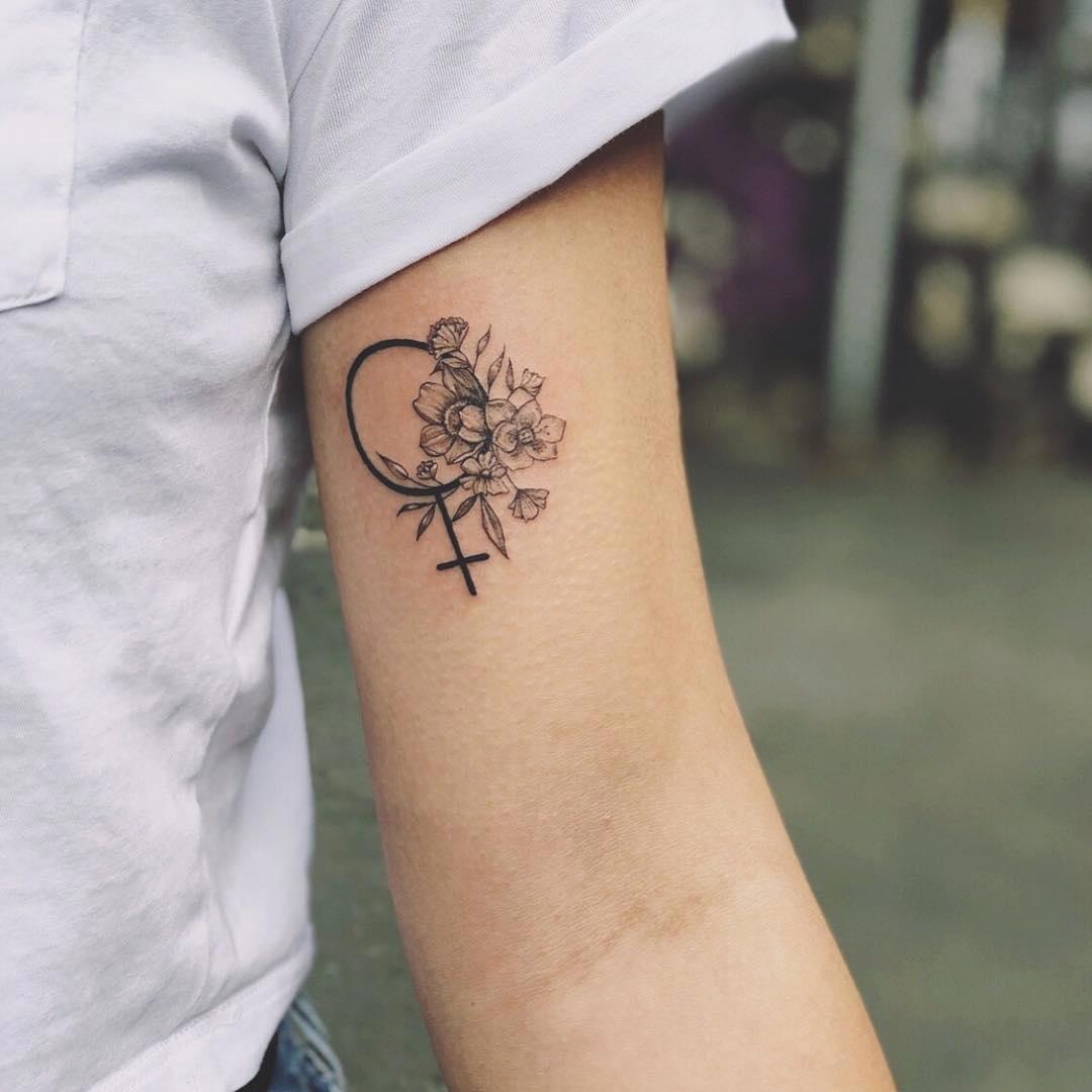 Tatuaje feminista de flores en blanco y negro