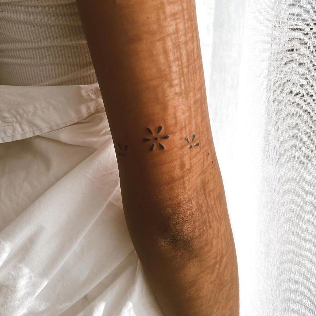 Tatuaje minimalista de flores