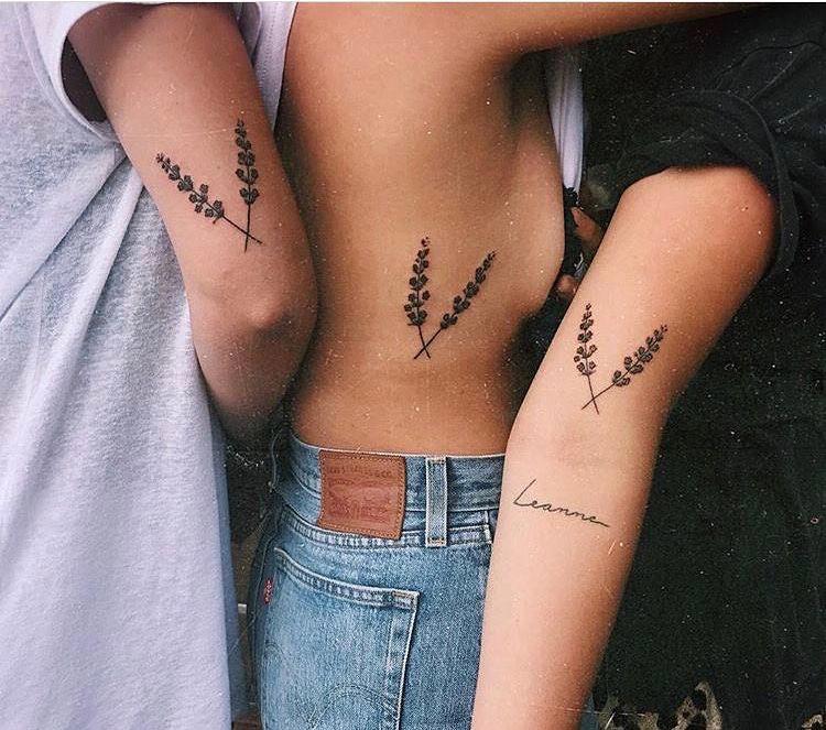 Tatuajes de flores para amigas