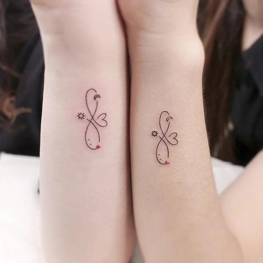 Tatuaje de infinito con símbolos