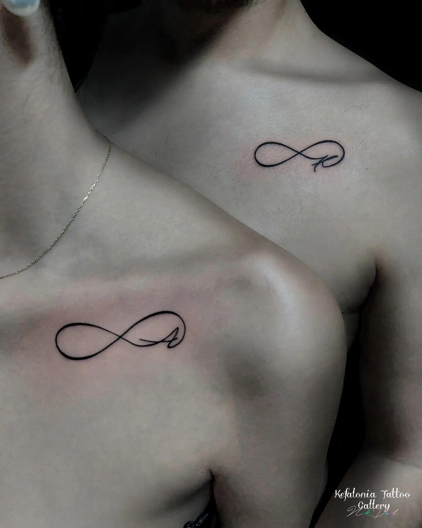 tatuaje infinito con inicial