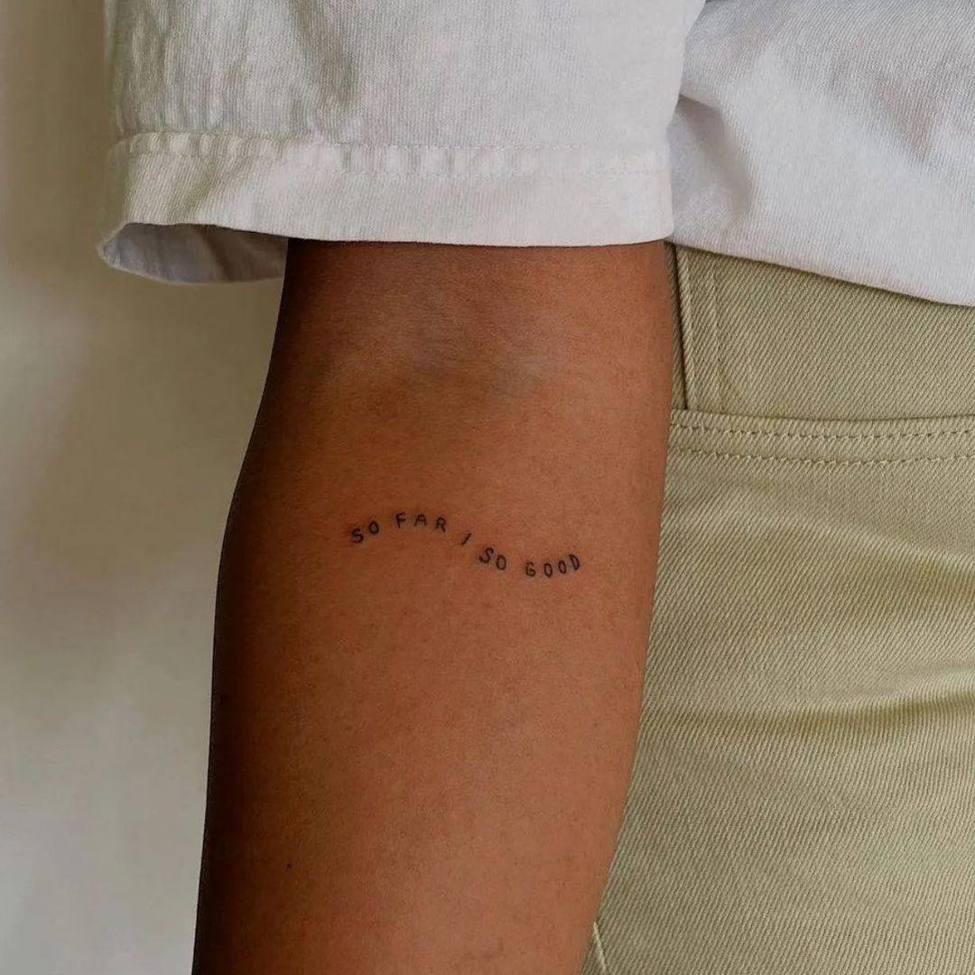 tatuaje frase brazo